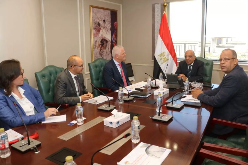 وزير الكهرباء خلال الاجتماع