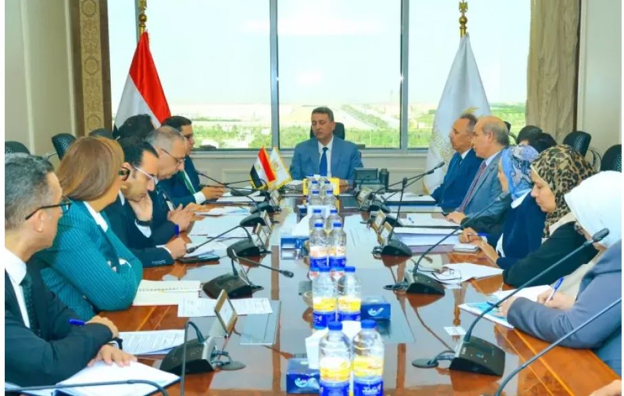 اللواء وليد أبو المجد خلال الاجتماع