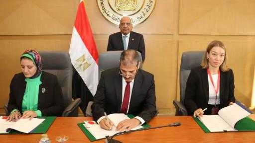 وزير الكهرباء يشهد توقيع اتفاقية بـ50 مليون يورو بين مصر وألمانيا لتمويل... وزير الكهرباء يشهد توقيع اتفاقية بـ50 مليون يورو بين مصر وألمانيا لتمويل خطوط ربط محطتين للرياح