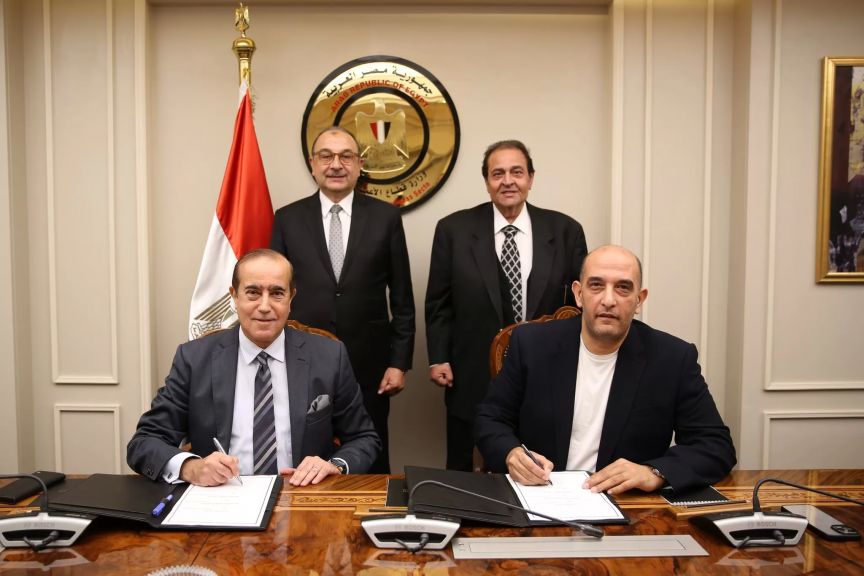 توقيع العقود