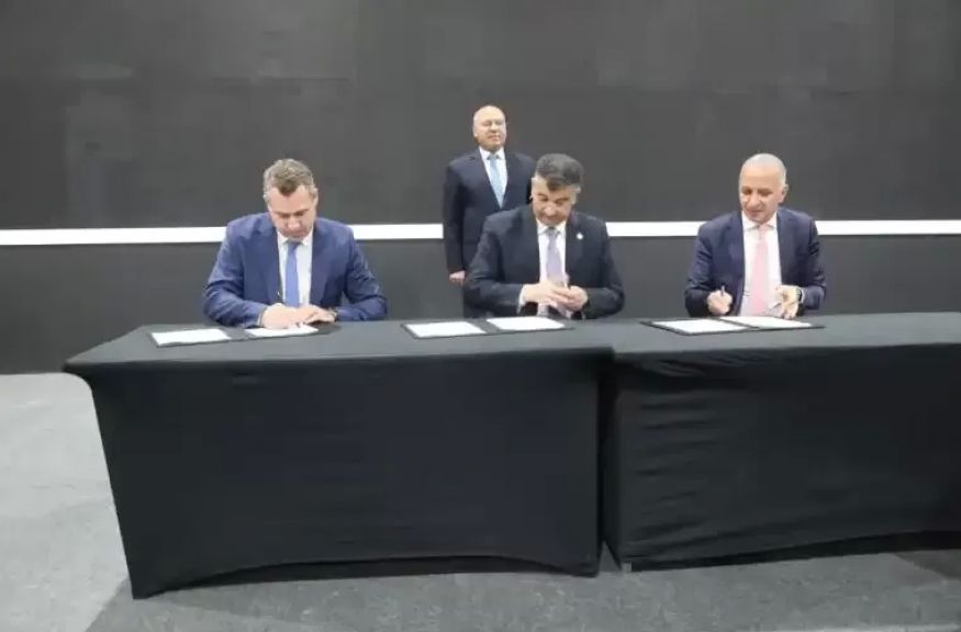 جانب من التوقيع