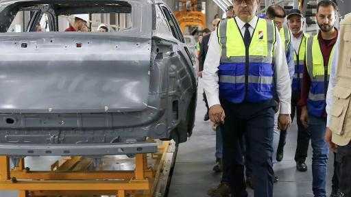 وزير قطاع الأعمال العام يتفقد تجارب التشغيل بمصنع سيارات النصر للركوب