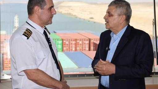 ”ربيع” يتفقد حركة الملاحة بقناة السويس من على متن سفينة حاويات عملاقة ”ربيع” يتفقد حركة الملاحة بقناة السويس من على متن سفينة حاويات عملاقة