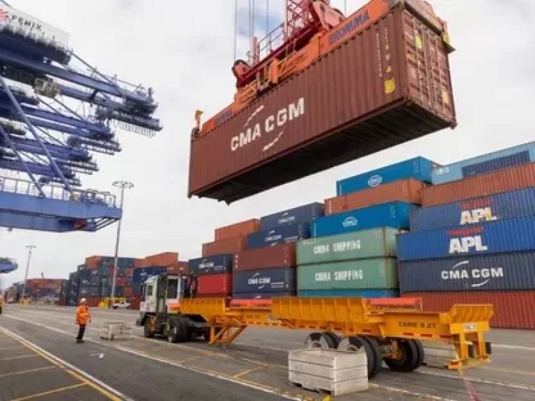 ثالث أكبر شركة لنقل الحاويات تتأهب لتراجع قطاع الشحن خلال 2026