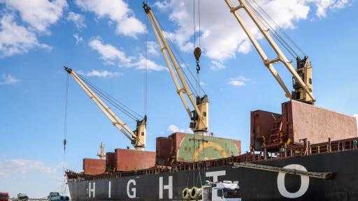 تضم ذرة وقمح وفول صويا.. ميناء دمياط يستقبل 74242 طنًا من البضائع