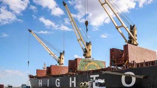 تضم قمح وذرة وزيت.. ميناء دمياط يستقبل 89580 طنًا من البضائع