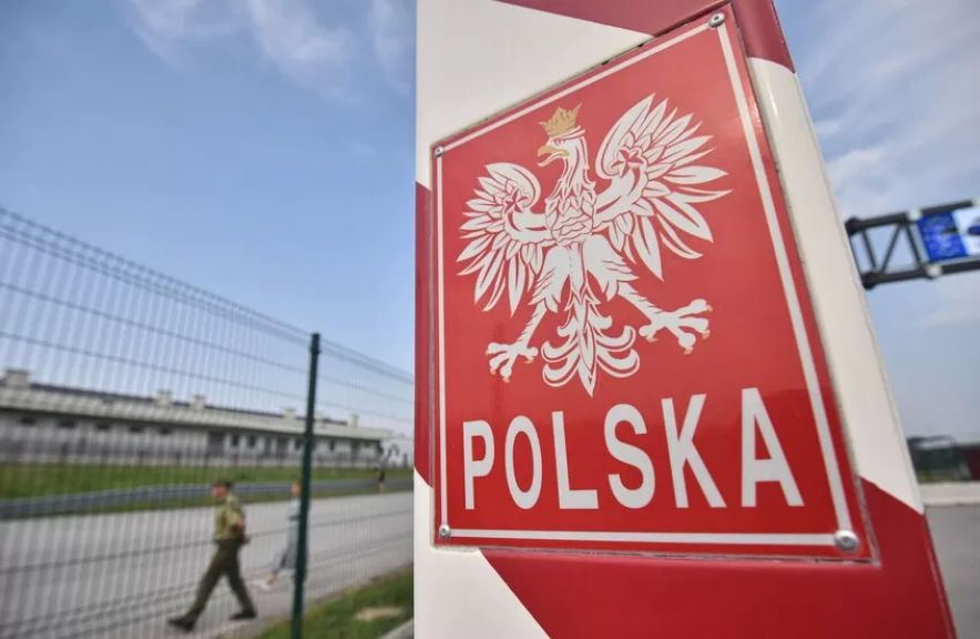 بولندا تنهي الإغلاق الاحترازي لمطاراتها قرب الحدود الأوكرانية