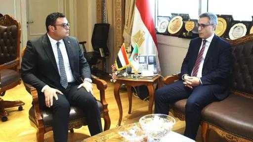 وزير الإسكان يبحث مع سفير الجزائر تعزيز التعاون بمجالات التنمية العمرانية