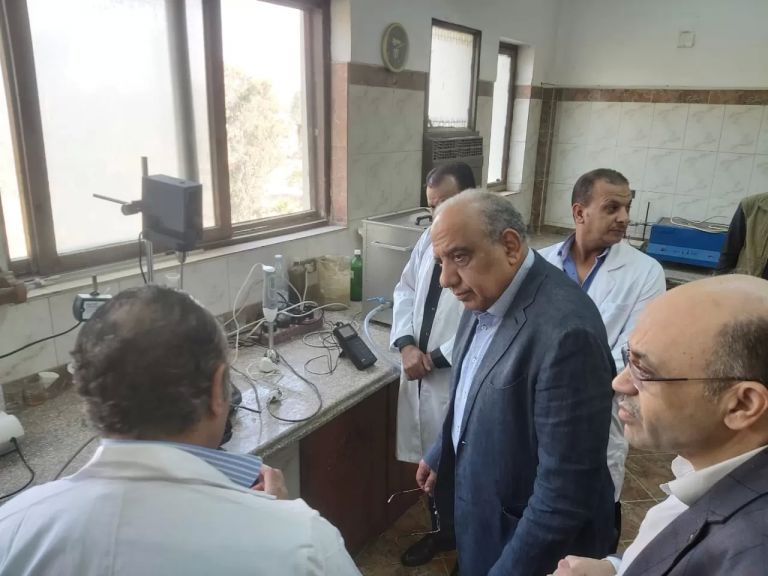 وزير الكهرباء خلال الجولة