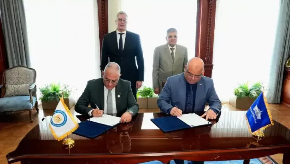 جانب من التوقيع