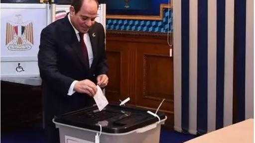 الرئيس السيسي يدلي بصوته فى انتخابات مجلس النواب بمدرسة الشهيد مصطفى عميرة الرئيس السيسي يدلي بصوته فى انتخابات مجلس النواب بمدرسة الشهيد مصطفى عميرة