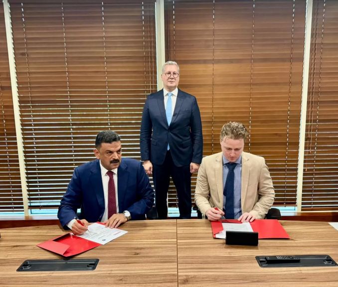 جانب من التوقيع