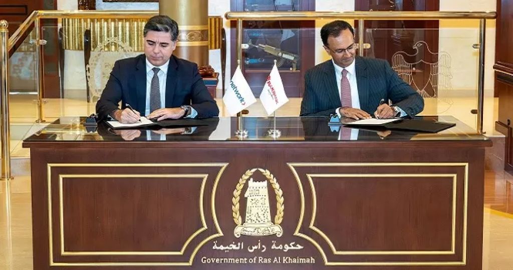 جانب من توقيع الاتفاقية