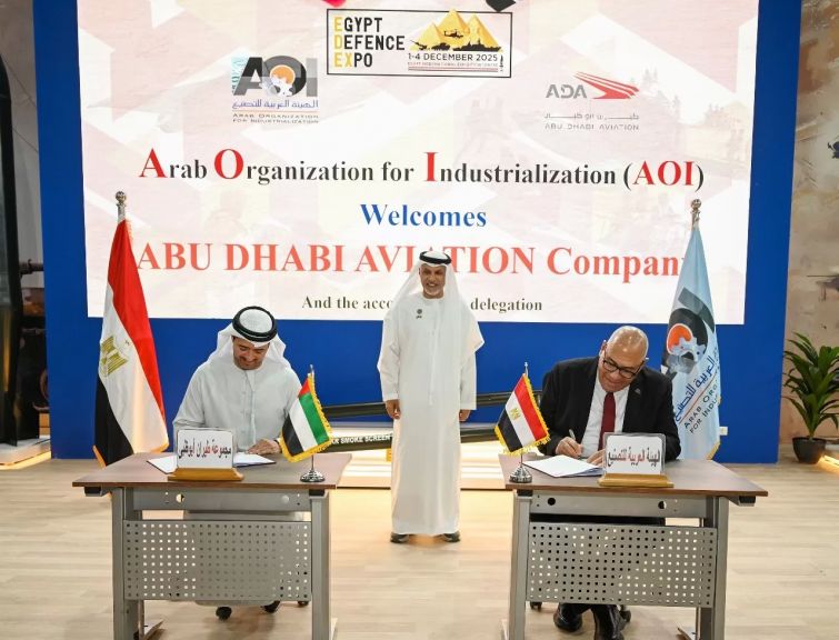 جانب من التوقيع