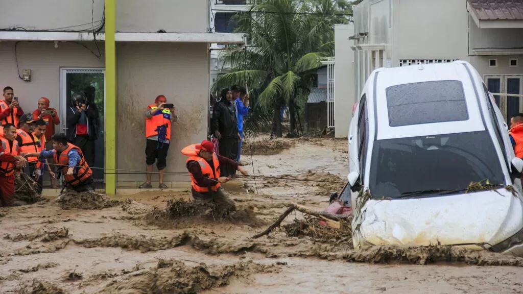 الفيضانات في إندونيسيا وتايلاند وسريلانكا تودي بأكثر من 900 شخص