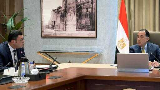 وزير الإسكان يستعرض أعمال تطوير الطرق المؤدية إلى مطار الإسكندرية الدوليّ