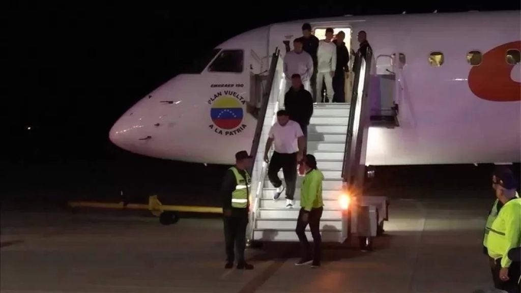فنزويلا توافق على استئناف رحلات إعادة المهاجرين من أمريكا