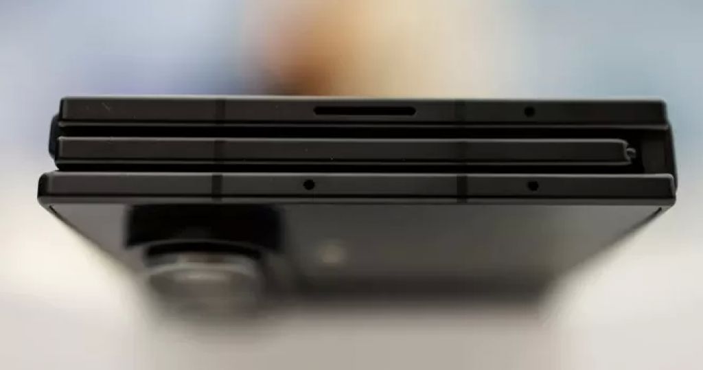 سامسونج تطلق أول جوال ثلاثي الطي