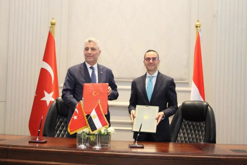 جانب من التوقيع