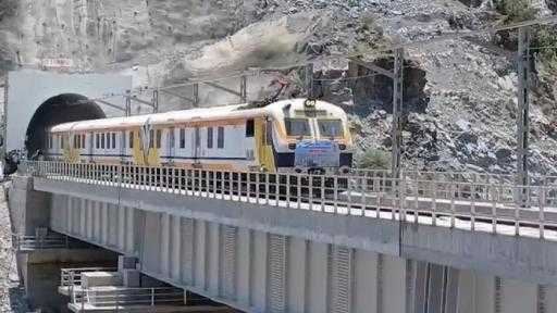 السكك الحديدية الهندية تشغل 84 قطاراً خاصاً لمعالجة أزمة إلغاء رحلات ”إنديجو”... السكك الحديدية الهندية تشغل 84 قطاراً خاصاً لمعالجة أزمة إلغاء رحلات ”إنديجو” الجوية