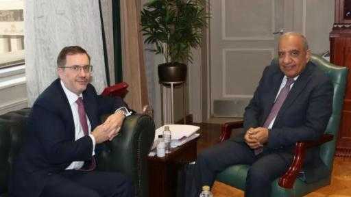 وزير الكهرباء يستقبل السفير البريطاني لبحث التعاون المشترك والتوسع بمجالات الطاقة المتجددة وزير الكهرباء يستقبل السفير البريطاني لبحث التعاون المشترك والتوسع بمجالات الطاقة المتجددة