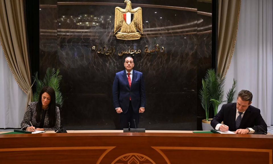 جانب من التوقيع