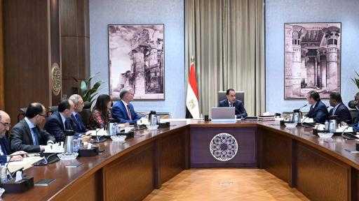 رئيس الوزراء: نتطلع إلى ضخ ”شيفرون” مزيدًا من الاستثمارات في السوق المصرية رئيس الوزراء: نتطلع إلى ضخ ”شيفرون” مزيدًا من الاستثمارات في السوق المصرية