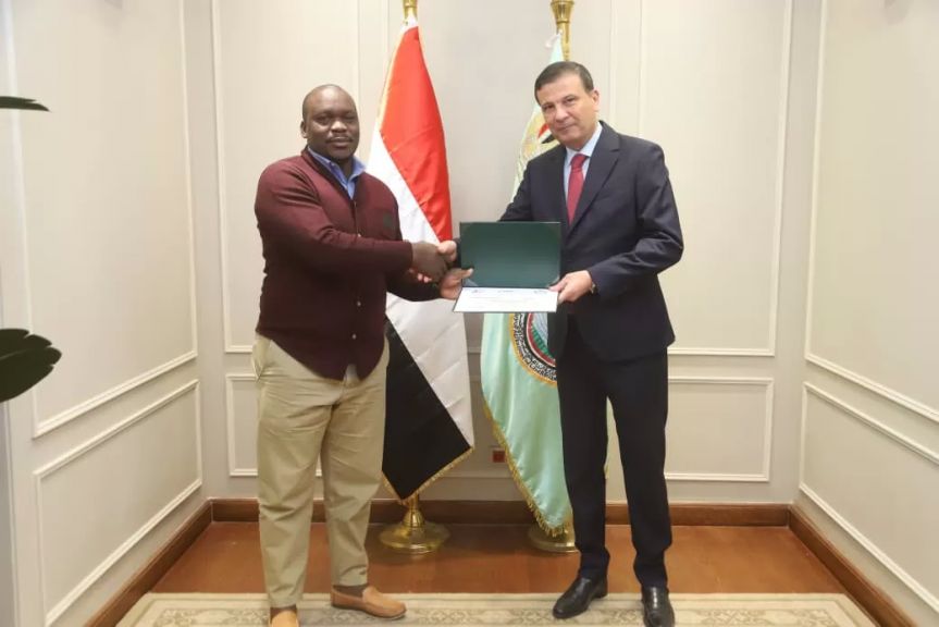 جانب من تسليم الشهادات