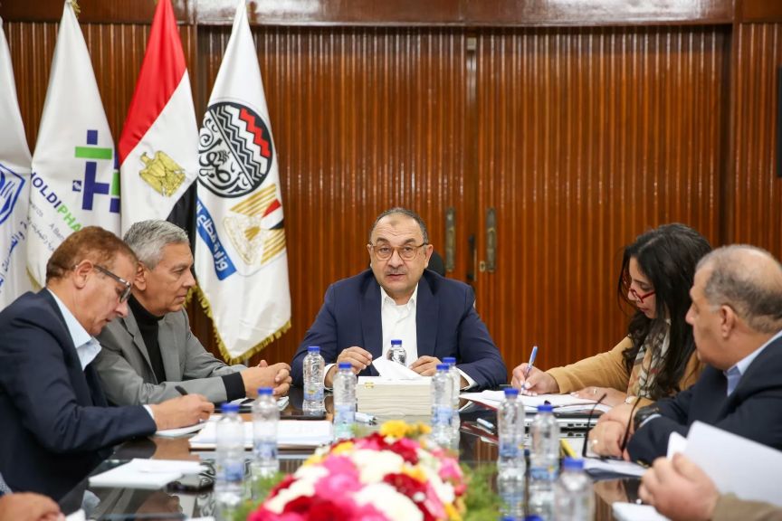 وزير قطاع الأعمال يستعرض مؤشرات الأداء ومشروعات الشركة القابضة للأدوية