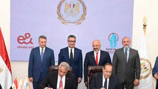 ”التموين” تُوقع بروتكولًا مع ”إي آند مصر” لتطوير الخدمات داخل المجمعات الاستهلاكية... ”التموين” تُوقع بروتكولًا مع ”إي آند مصر” لتطوير الخدمات داخل المجمعات الاستهلاكية المطورة