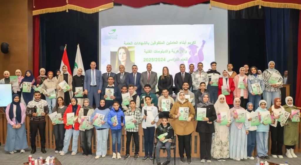 "رئيس البريد" تكرم أبناء العاملين المتفوقين دراسياً على مستوى الجمهورية