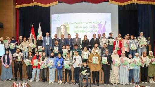 ”رئيس البريد” تكرم أبناء العاملين المتفوقين دراسياً على مستوى الجمهورية ”رئيس البريد” تكرم أبناء العاملين المتفوقين دراسياً على مستوى الجمهورية