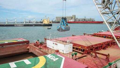 تضم زيت وذرة.. ميناء دمياط يستقبل 36563 طنًا من البضائع تضم زيت وذرة.. ميناء دمياط يستقبل 36563 طنًا من البضائع