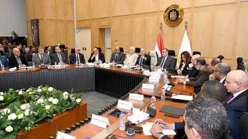 وزير الصناعة يؤكد على ضرورة تشكيل جمعية مستثمرين لكل منطقة صناعية لإدارتها وزير الصناعة يؤكد على ضرورة تشكيل جمعية مستثمرين لكل منطقة صناعية لإدارتها