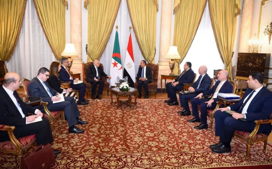 وزير الخارجية ونظيره الجزائري يبحثان سبل تعزيز العلاقات الثنائية المتميزة بين البلدين الشقيقين