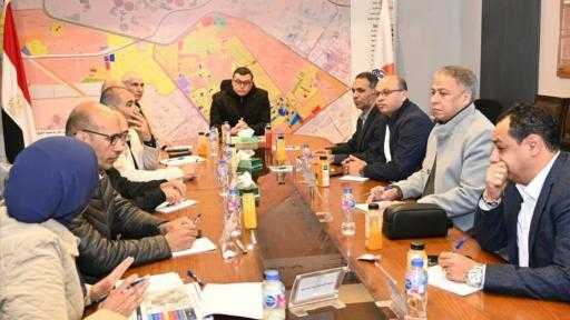 وزير الإسكان يُتابع مستجدات مشروعات الطرق بالشيخ زايد