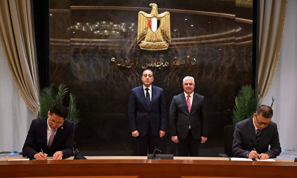 جانب من توقيع العقود اليوم