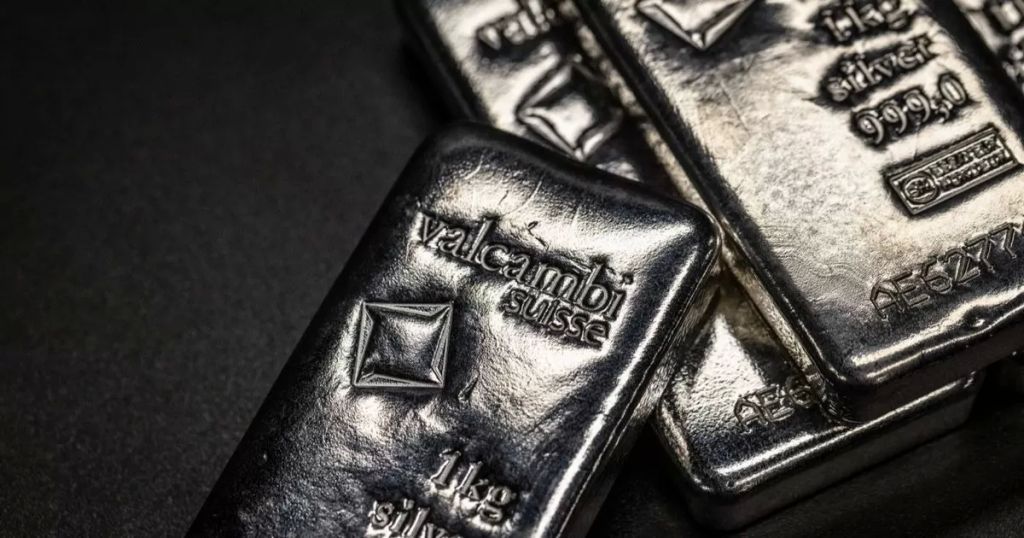 قيمة صندوق صيني للفضة تهبط بعد إجراءات لكبح الاندفاع المحموم