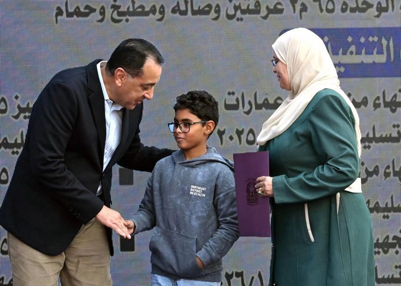 جانب من تسليم العقود