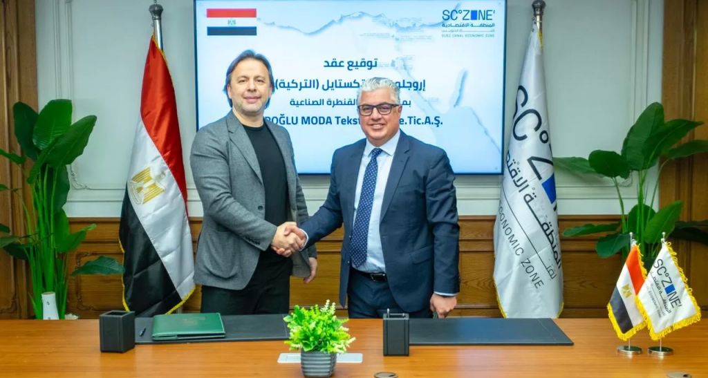 جانب من توقيع العقود