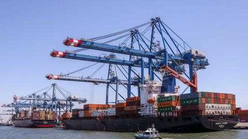 تضم قمح وذرة وحديد.. ميناء دمياط يستقبل 59522 طنًا من البضائع تضم قمح وذرة وحديد.. ميناء دمياط يستقبل 59522 طنًا من البضائع