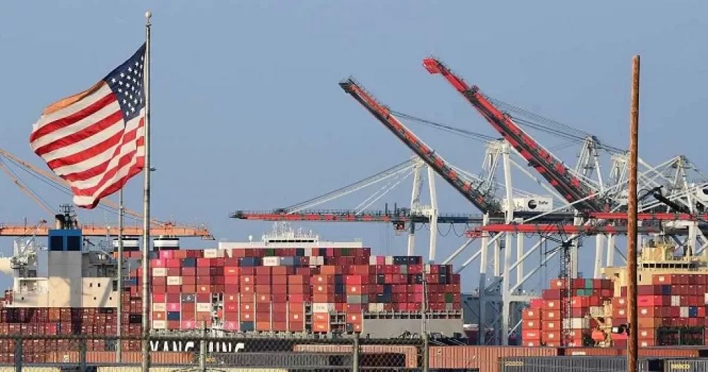 انكماش العجز التجاري الأمريكي لأدنى مستوياته منذ 2009