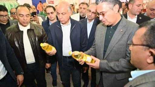 وزير التموين ومحافظ المنيا يفتتحان سوق اليوم الواحد| صور