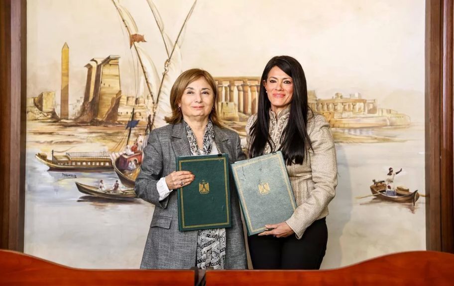 جانب من التوقيع