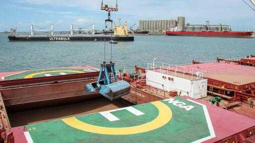 تضم ذرة وخردة.. ميناء دمياط يستقبل 24445 طنًا من البضائع