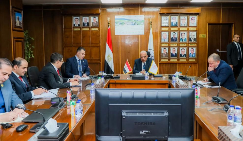 وزير الكهرباء خلال الاجتماع