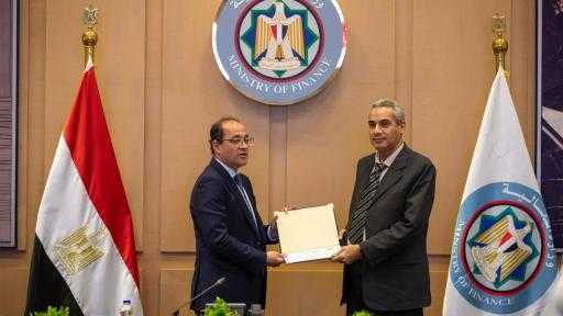 وزير المالية يُكرم صاحب المبادرة المجتمعية الأعلى تقييمًا على منصة ”حوار”