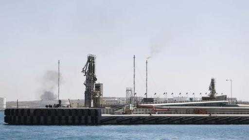 مهندسون: توقف العمليات في 4 موانئ نفط ليبية لسوء الأحوال الجوية