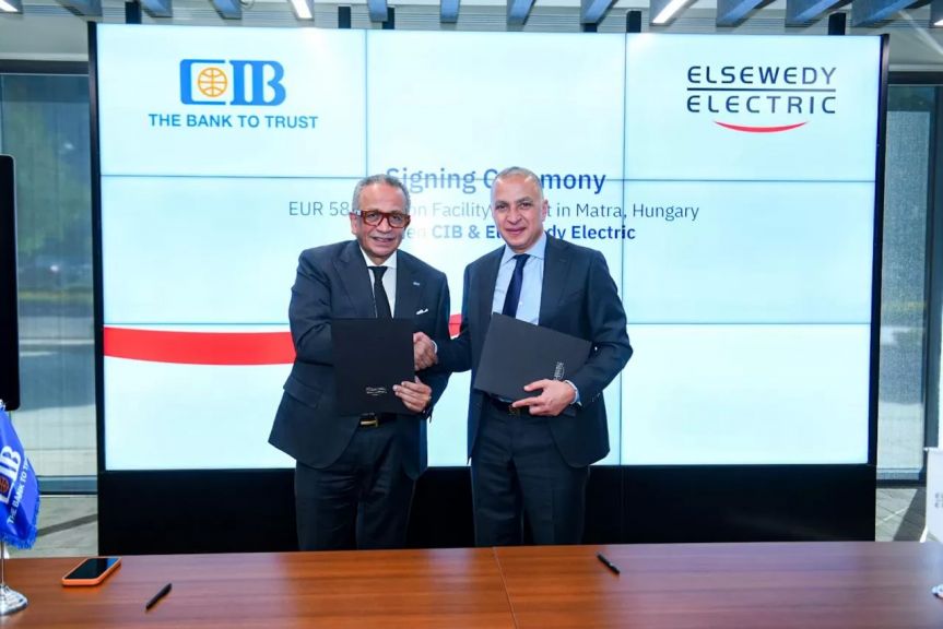 جانب من التوقيع