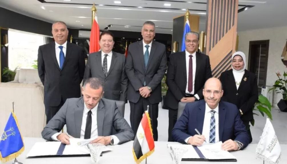 جانب من التوقيع